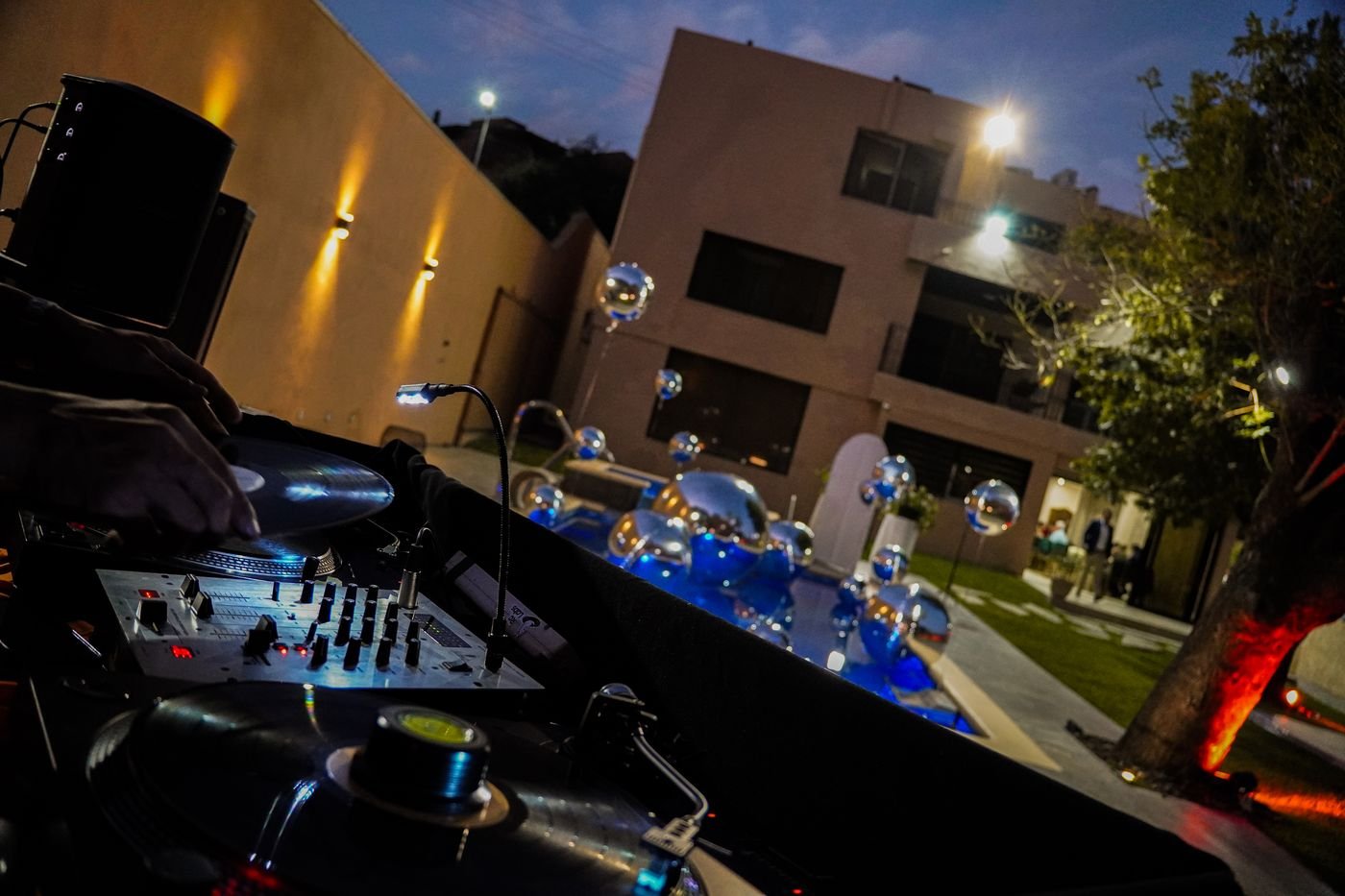 DJ y equipo de sonido RC Labs en una fiesta nocturna al aire libre