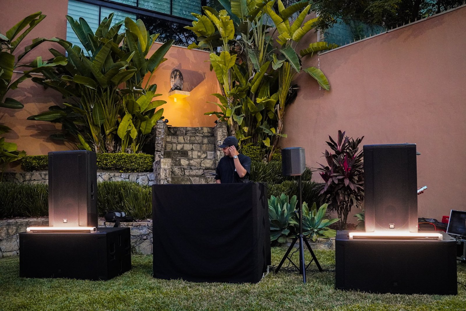 Equipo de sonido RC Labs armado en un evento